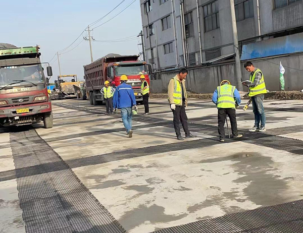 铁西老材料的新故事:玻璃纤维土工格栅如何在‘白改黑’浪潮中重获新生?